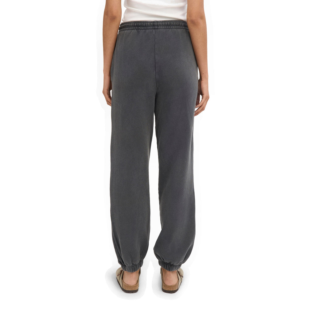 Pantaloni della tuta Colorful Standard Organic Relaxed Sweatpants Faded Black – indossati da una modella, vista posteriore