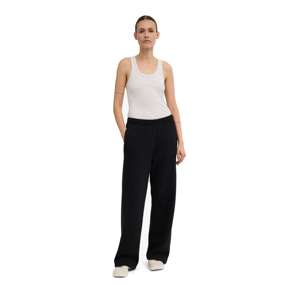 Pantaloni della tuta Colorful Standard Organic Straight Leg Sweatpants Deep Black – indossati da una modella, vista frontale