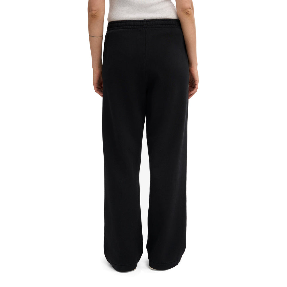 Pantaloni della tuta Colorful Standard Organic Straight Leg Sweatpants Deep Black – indossati da una modella, vista posteriore