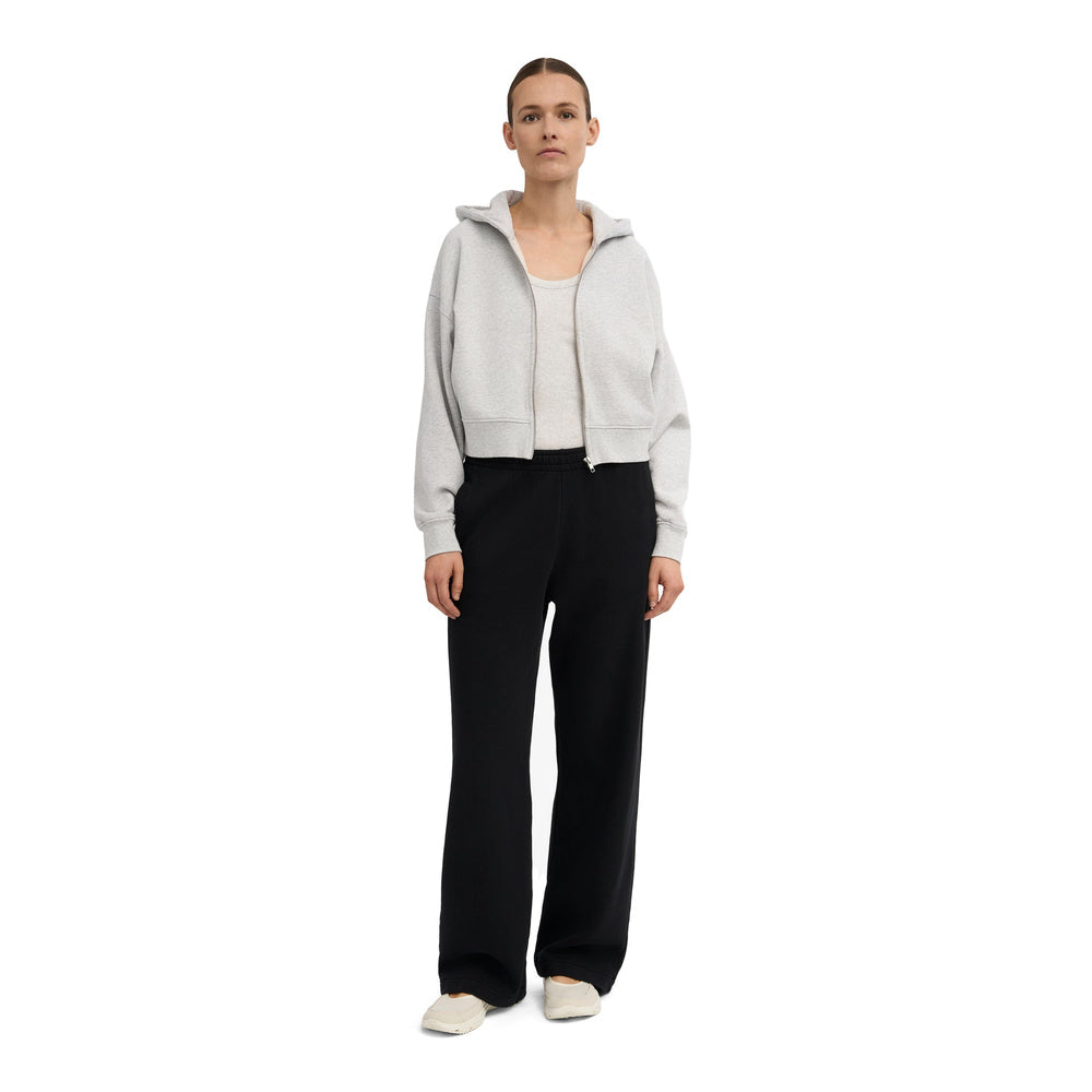 Pantaloni della tuta Colorful Standard Organic Straight Leg Sweatpants Deep Black – indossati da una modella, figura intera