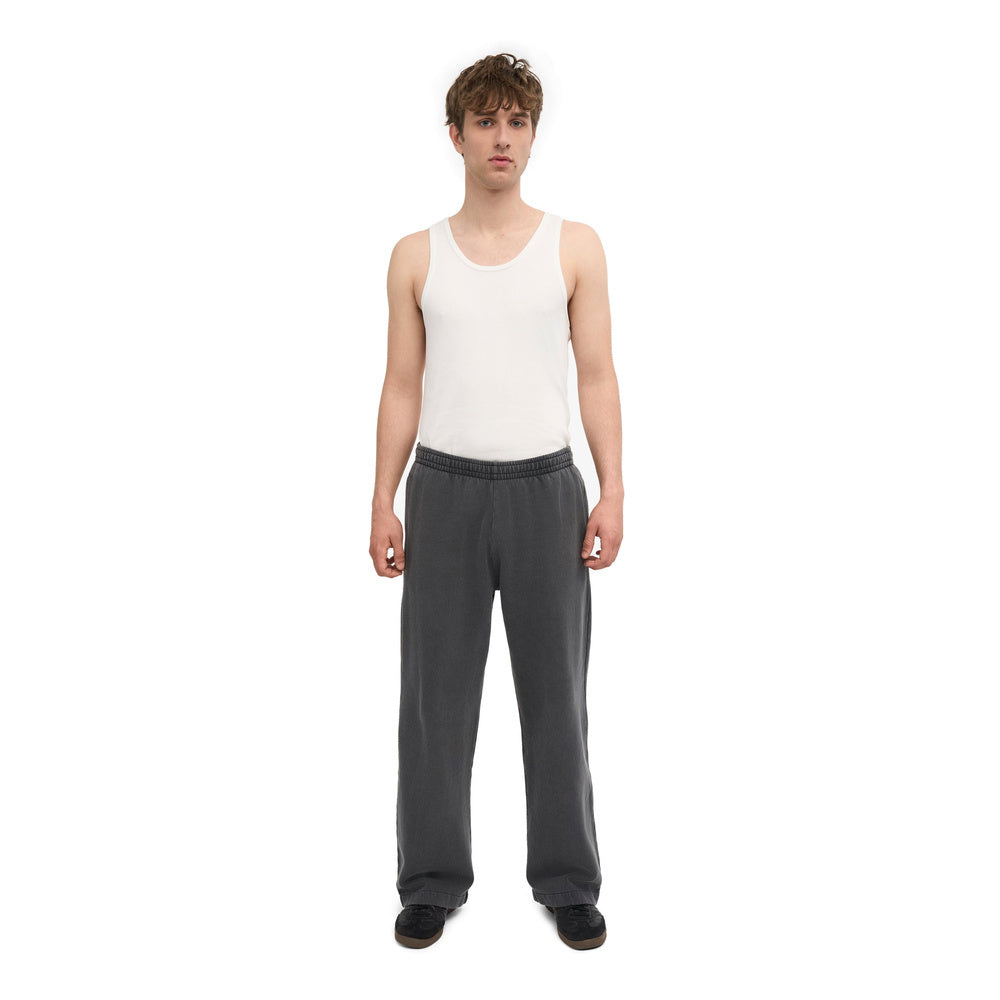 Pantaloni della tuta Colorful Standard Organic Straight Leg Sweatpants Faded Black – indossati da un modello, vista frontale