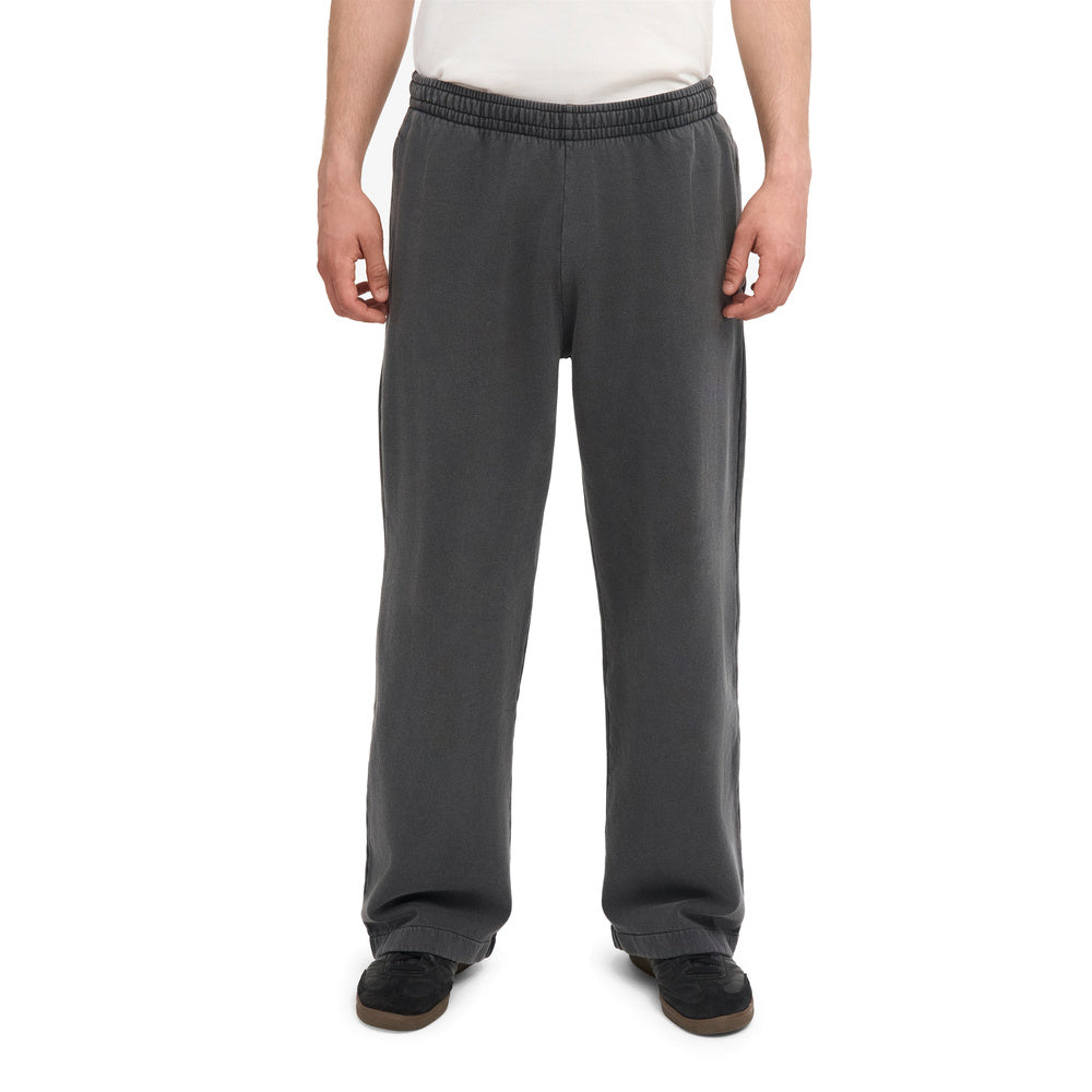Pantaloni della tuta Colorful Standard Organic Straight Leg Sweatpants Faded Black – dettaglio indossati da un modello, vista frontale