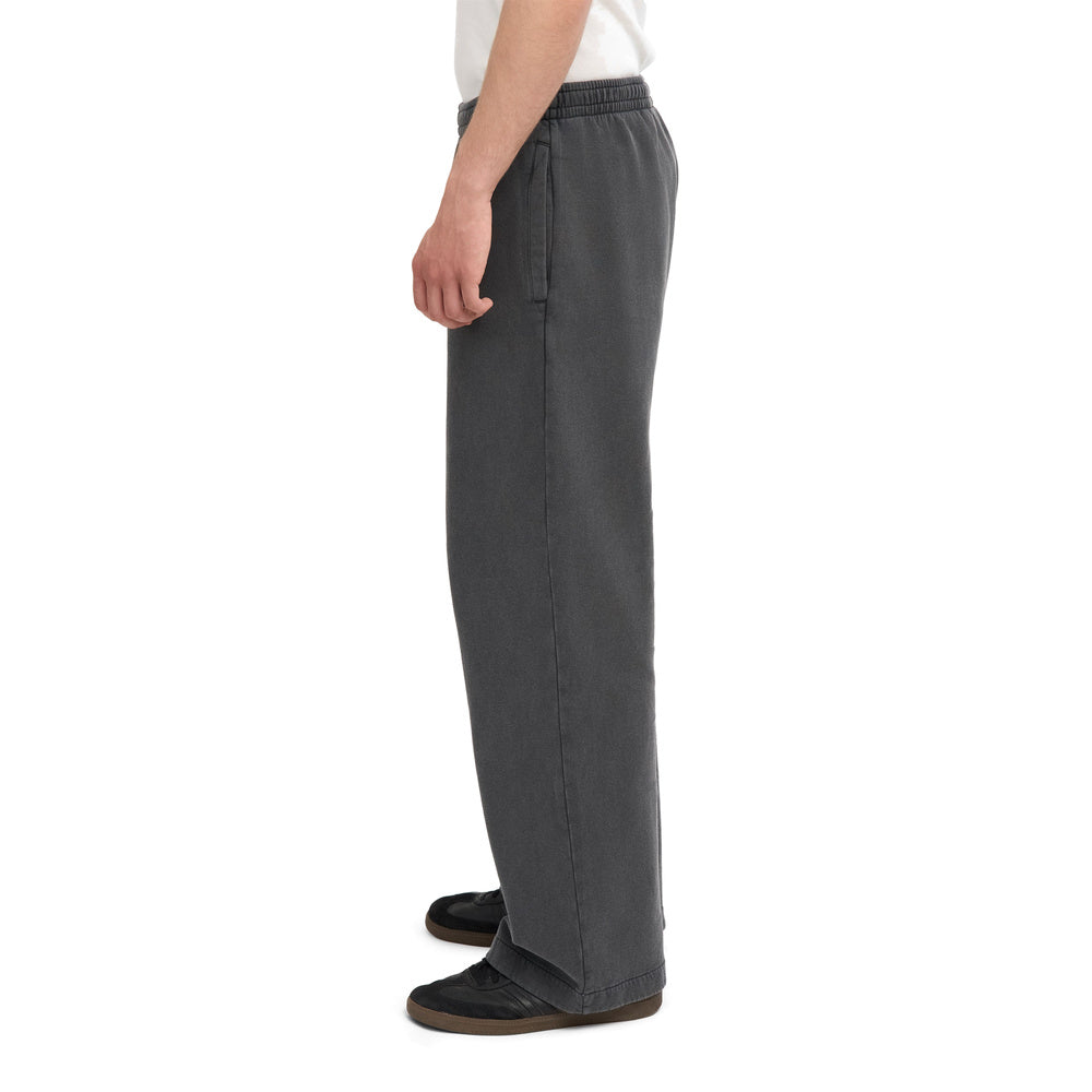 Pantaloni della tuta Colorful Standard Organic Straight Leg Sweatpants Faded Black – indossati da un modello, vista laterale