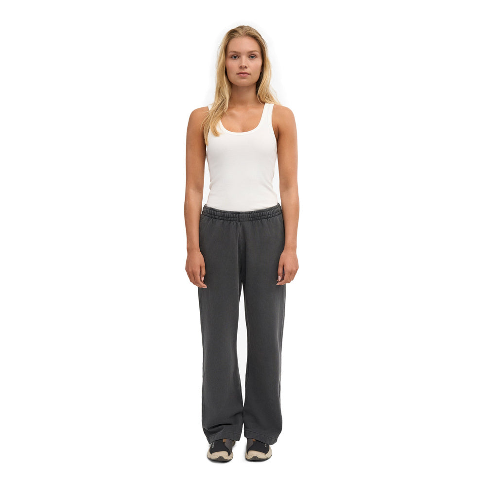 Pantaloni della tuta Colorful Standard Organic Straight Leg Sweatpants Faded Black – indossati da una modella, vista frontale