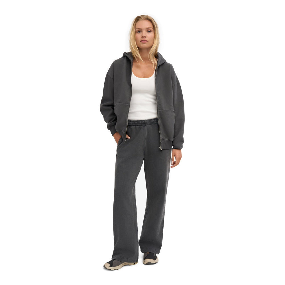 Pantaloni della tuta Colorful Standard Organic Straight Leg Sweatpants Faded Black – indossati da una modella, figura intera