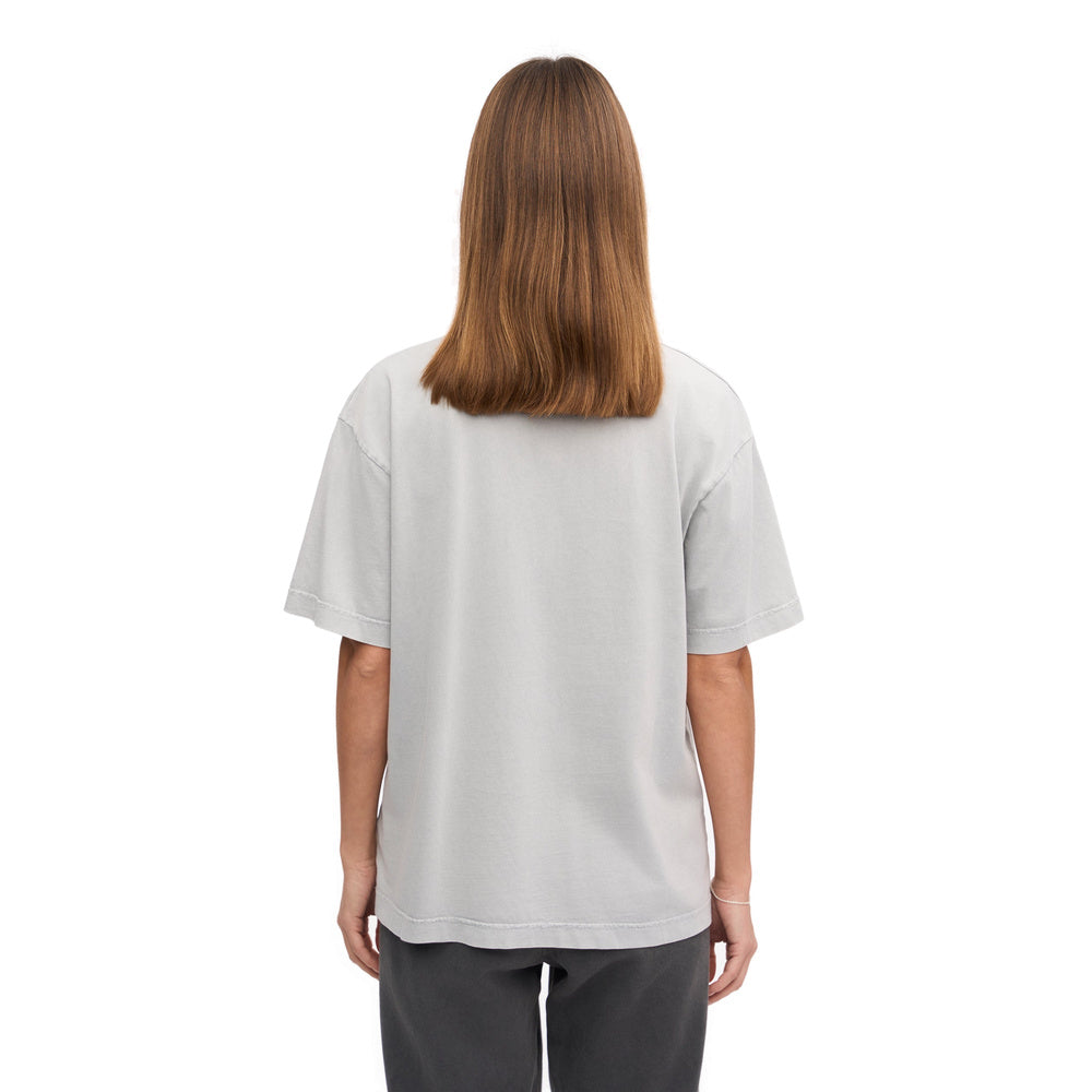 T-shirt Colorful Standard Oversized Organic T-Shirt Faded Grey – indossata da una modella, vista posteriore