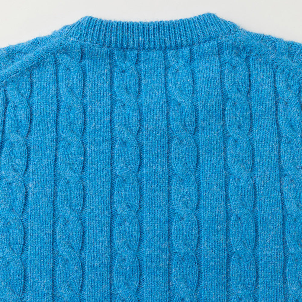 Maglione COOR Alpaca Blend Cable Sweater Blue Opal – dettaglio della lavorazione a trecce