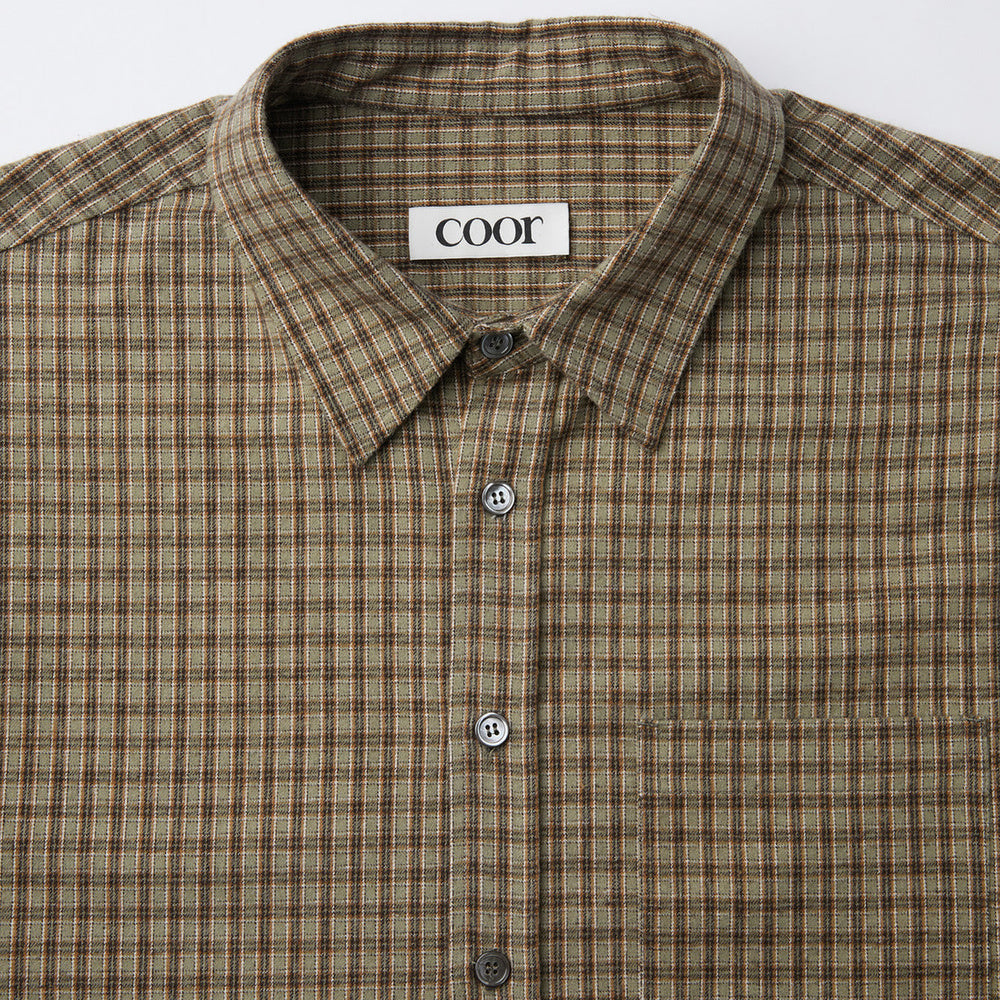 Camicia COOR Gun Club Check Shirt Sand Green – dettaglio del colletto con etichetta COOR