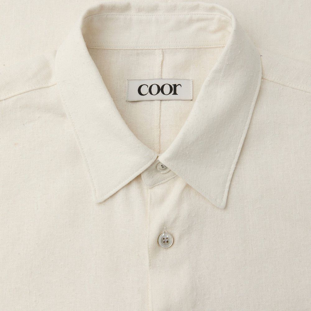 Camicia COOR Linen Silk Cutted Shirt Ivory – dettaglio del colletto con etichetta COOR