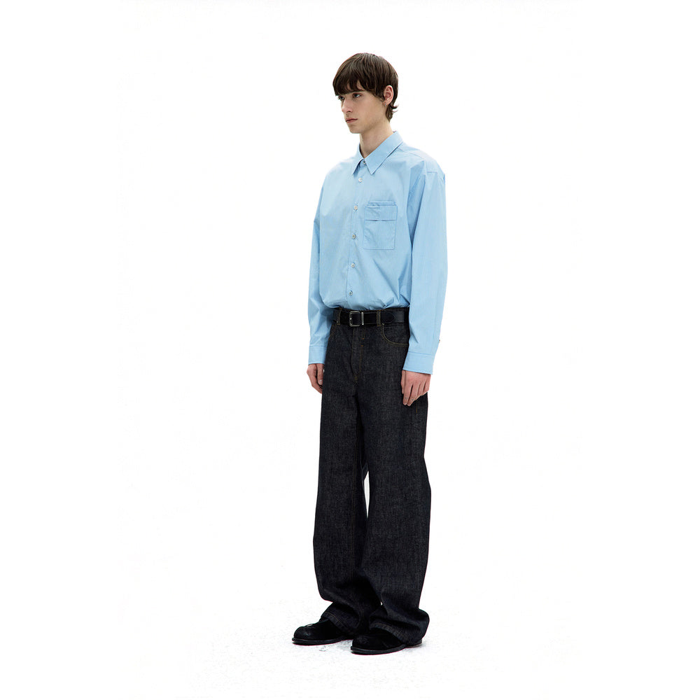 Camicia COOR Pin Stripe Pointed Shirt Sky Blue – indossata vista di tre quarti