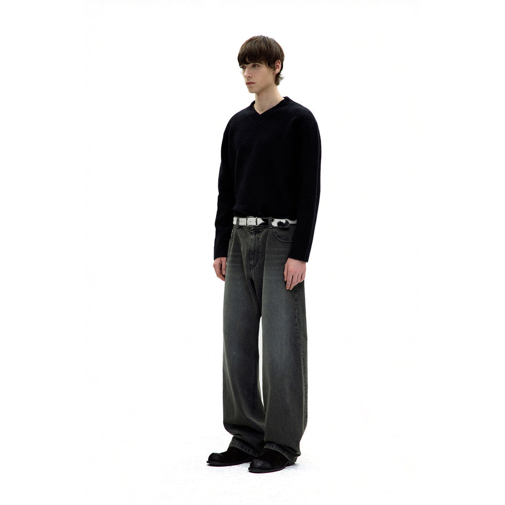 Maglione COOR Wool Blend Hairy V-Neck Sweater Black – indossato vista di tre quarti