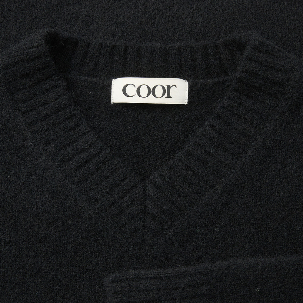 Maglione COOR Wool Blend Hairy V-Neck Sweater Black – dettaglio dello scollo a V con etichetta COOR