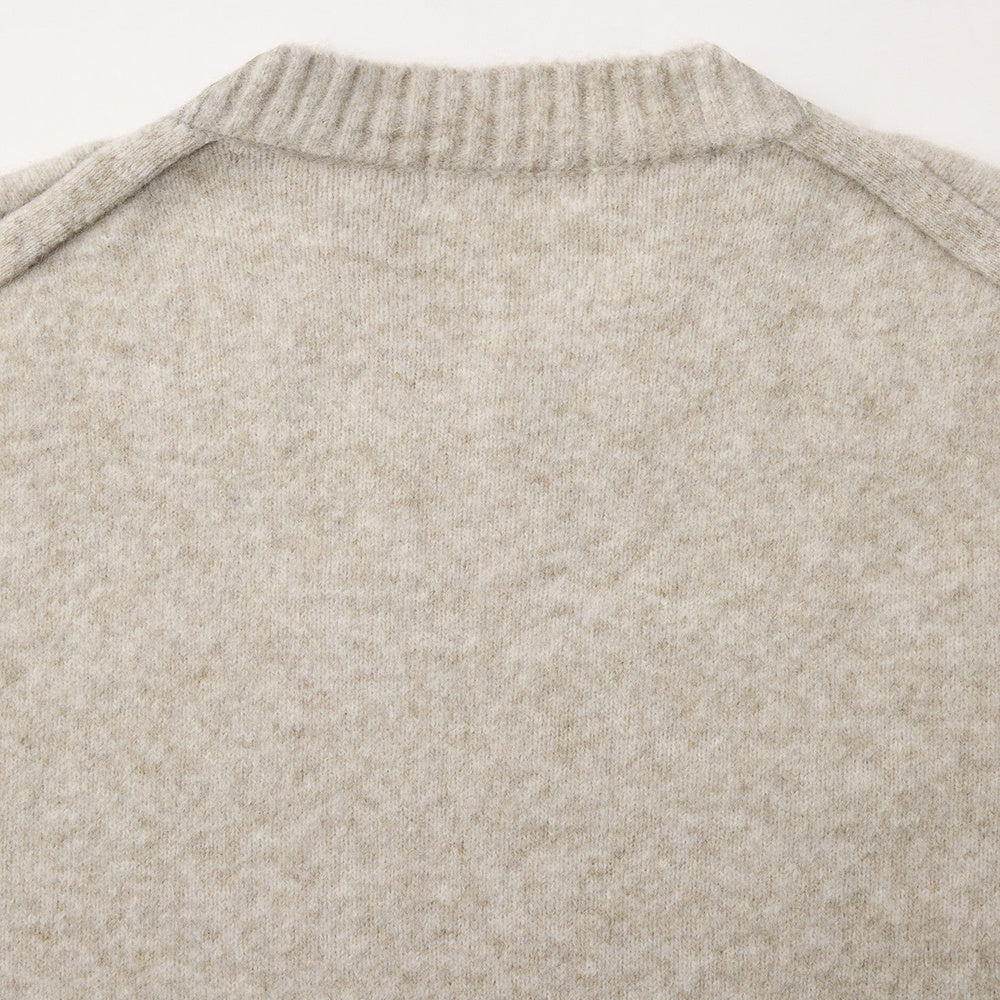 Maglione COOR Wool Blend Hairy V-Neck Sweater Ivory – dettaglio della spalla