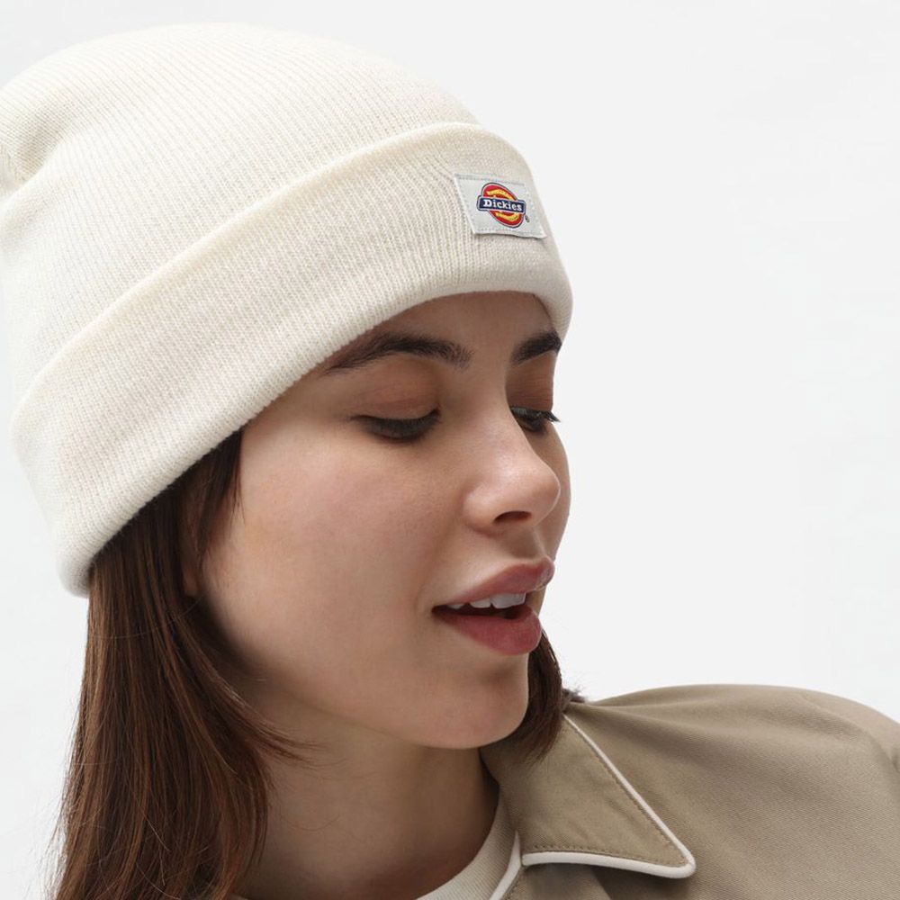 Berretto Dickies Gibsland Beanie Hat Ecru – indossato da una modella
