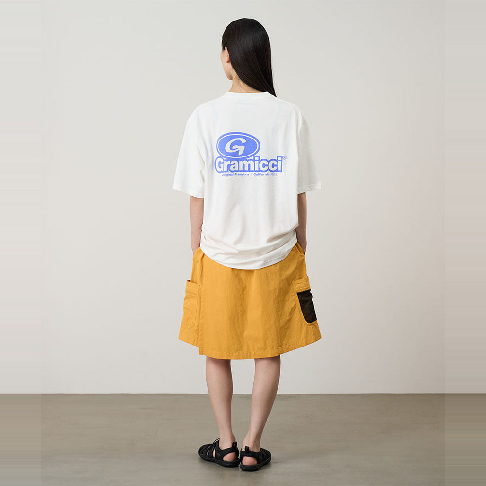T-shirt Gramicci 82 Tee White – indossata vista posteriore