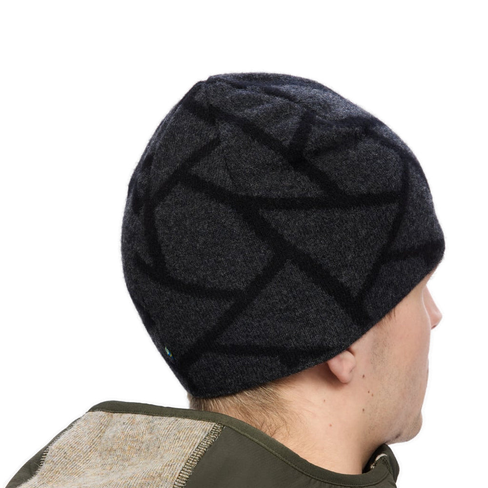 Berretto Klättermusen Finn Beanie Black – indossato vista di tre quarti