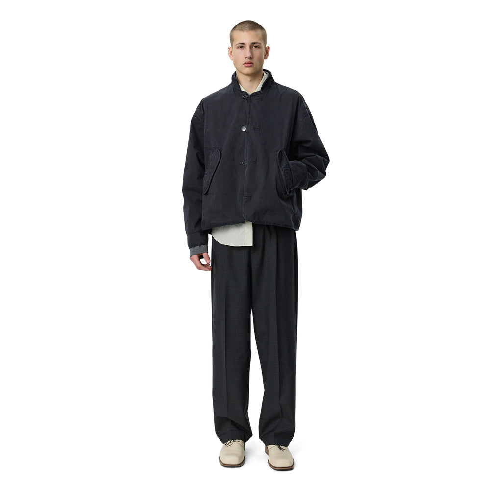 Giacca mfpen Liner Jacket Dusty Black Dense Cotton – indossata abbottonata, vista frontale