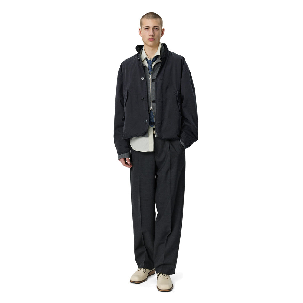 Giacca mfpen Liner Jacket Dusty Black Dense Cotton – indossata con le mani in tasca, vista frontale