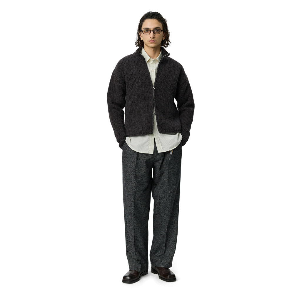 Cardigan mfpen Members Zip Knit Linty Umber – indossato figura intera, mani in tasca