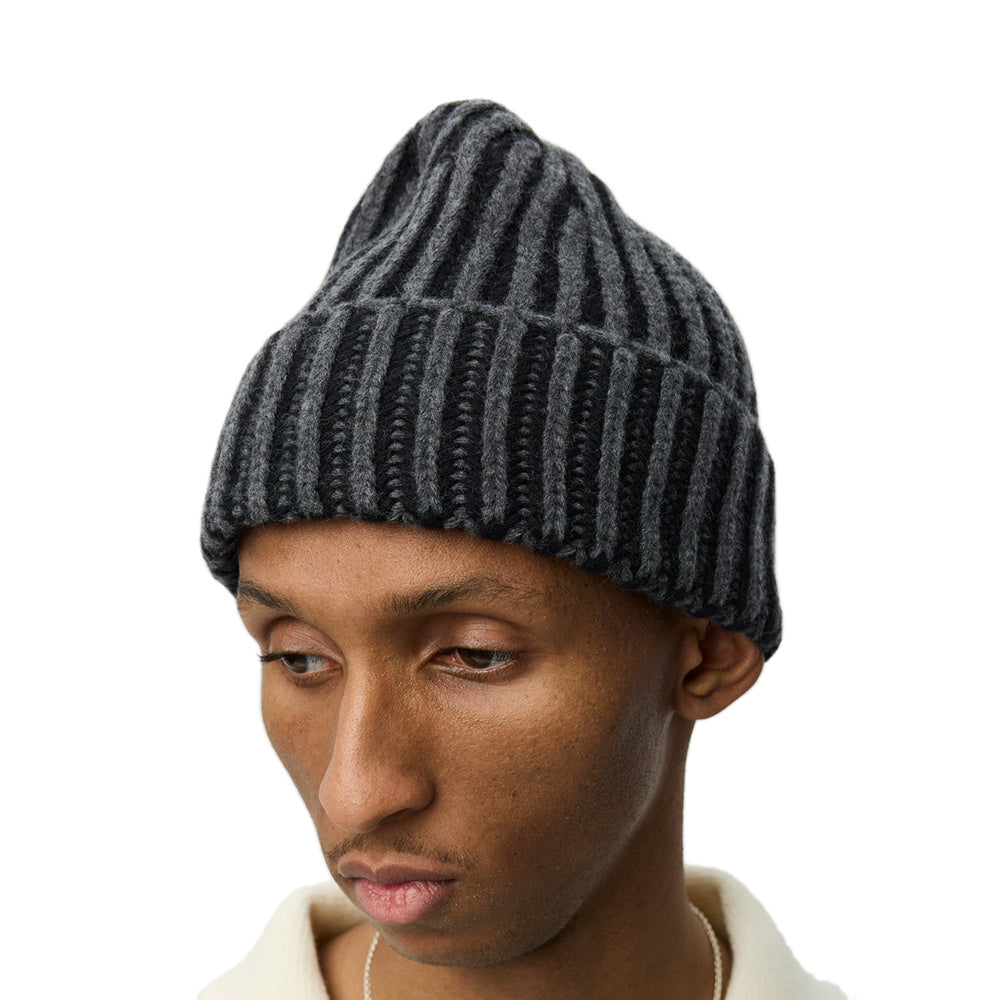 Berretto mfpen Stage Beanie Murky Black – indossato vista di tre quarti