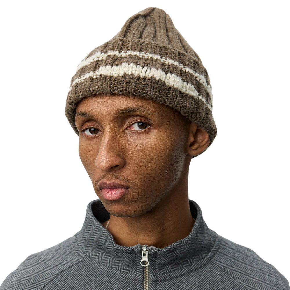 Berretto mfpen Court Beanie Espresso – indossato