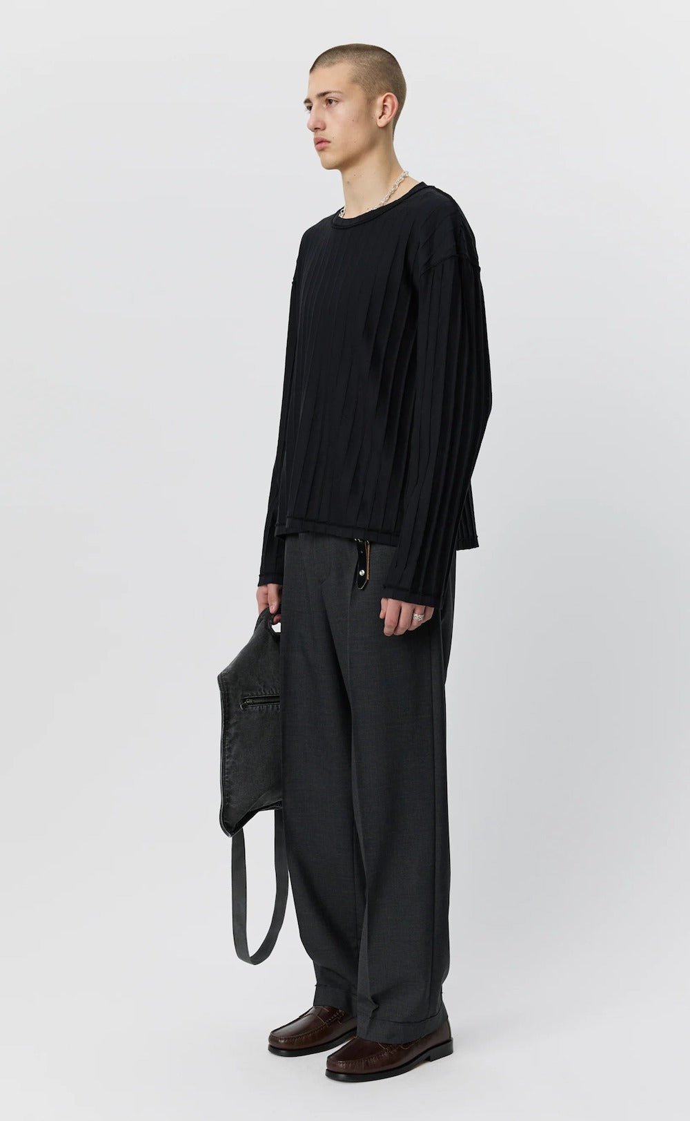 Maglia mfpen Round Neck Sweater Black Inverted Ajour Stripe – indossata vista laterale