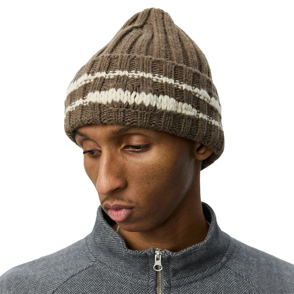 Berretto mfpen Court Beanie Espresso – indossato vista di tre quarti