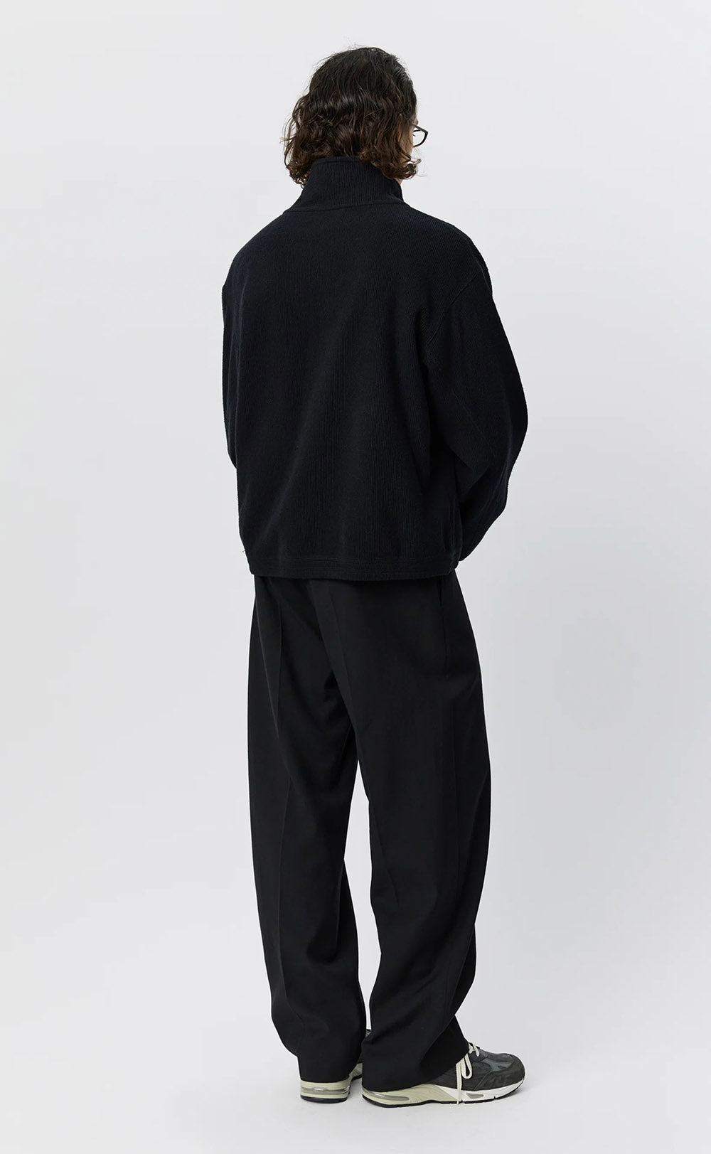 Felpa mfpen Covet Full Zip Black – indossata vista posteriore