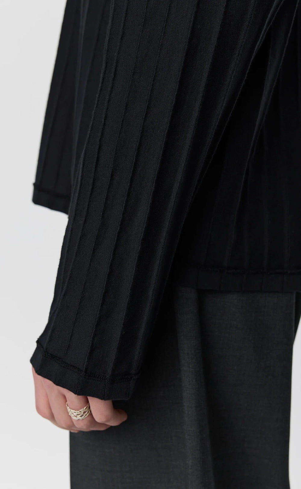 Maglia mfpen Round Neck Sweater Black Inverted Ajour Stripe – dettaglio della manica