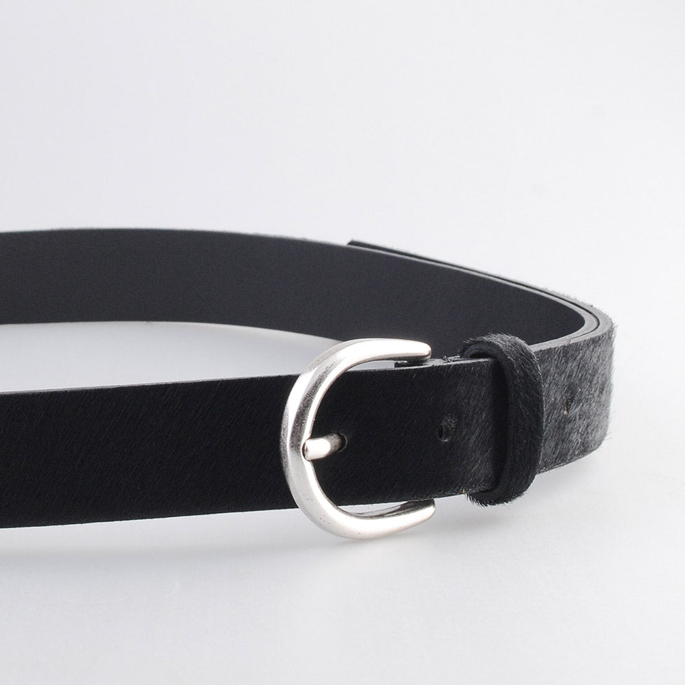 Cintura Molebo Pony Hair Belt with D-Ring Buckle Black – dettaglio della fibbia a D