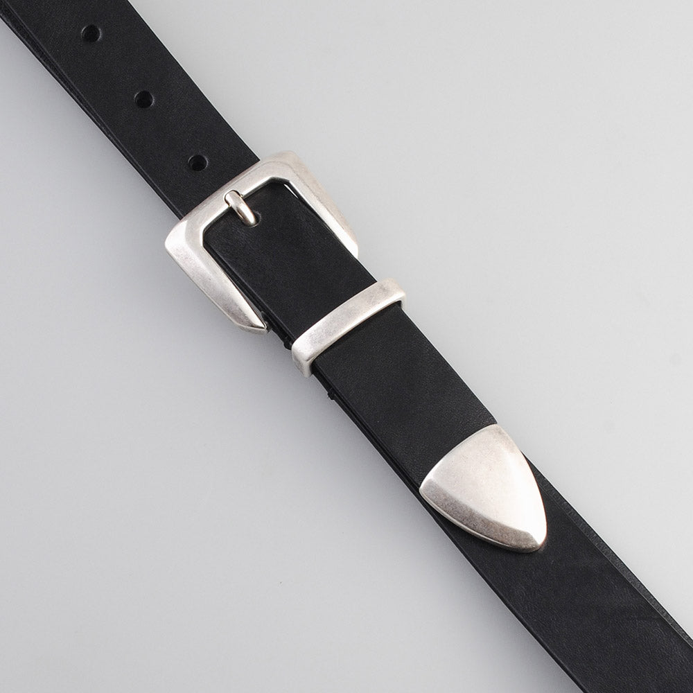 Cintura Molebo Beveled Buckle Leather Belt Black – dettaglio della fibbia e del puntale