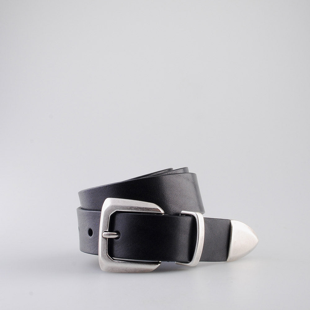 Cintura Molebo Beveled Buckle Leather Belt Black – arrotolata, vista di tre quarti