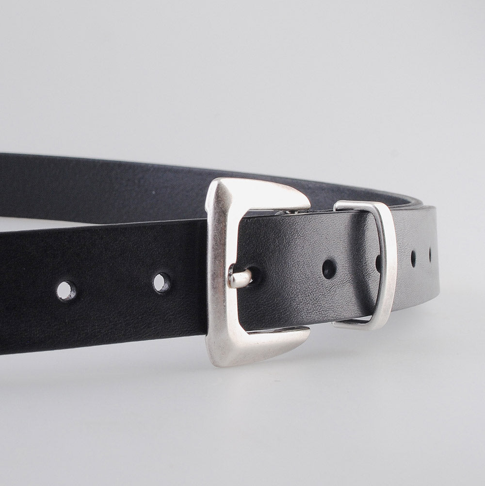 Cintura Molebo Beveled Buckle Leather Belt Black – dettaglio della fibbia