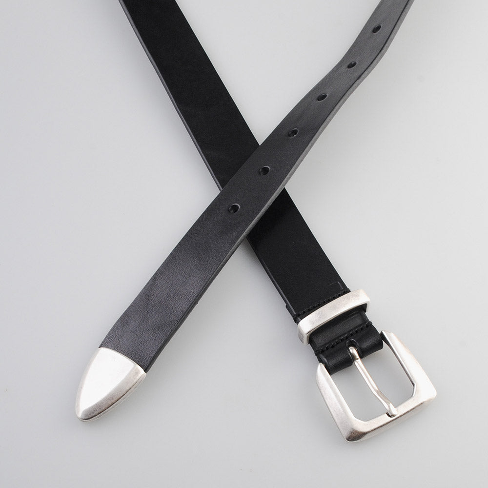 Cintura Molebo Beveled Buckle Leather Belt Black – incrociata, dettaglio della fibbia e del puntale
