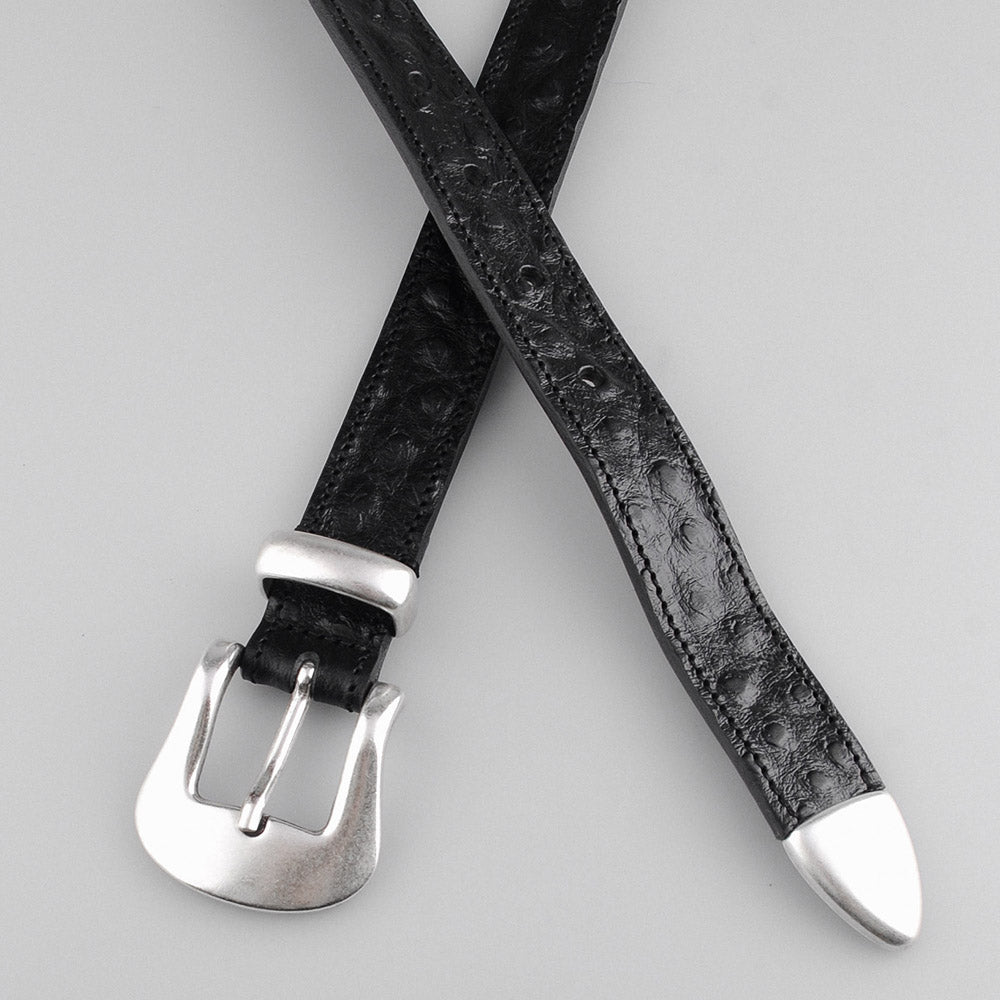 Cintura Molebo Western Buckle Ostrich-Effect Leather Belt Black – incrociata, dettaglio della fibbia e del puntale