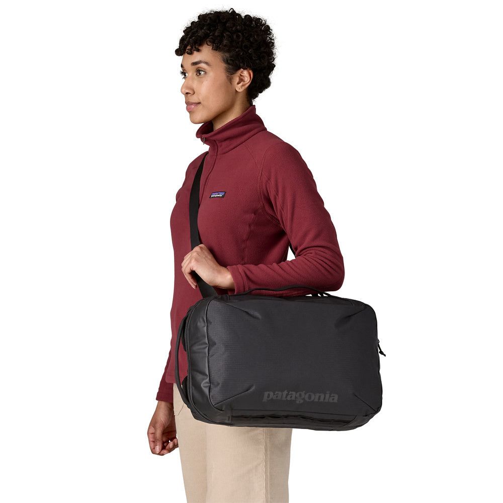 Zaino Patagonia Black Hole Micro MLC Backpack 22L Black – portato a tracolla da una modella
