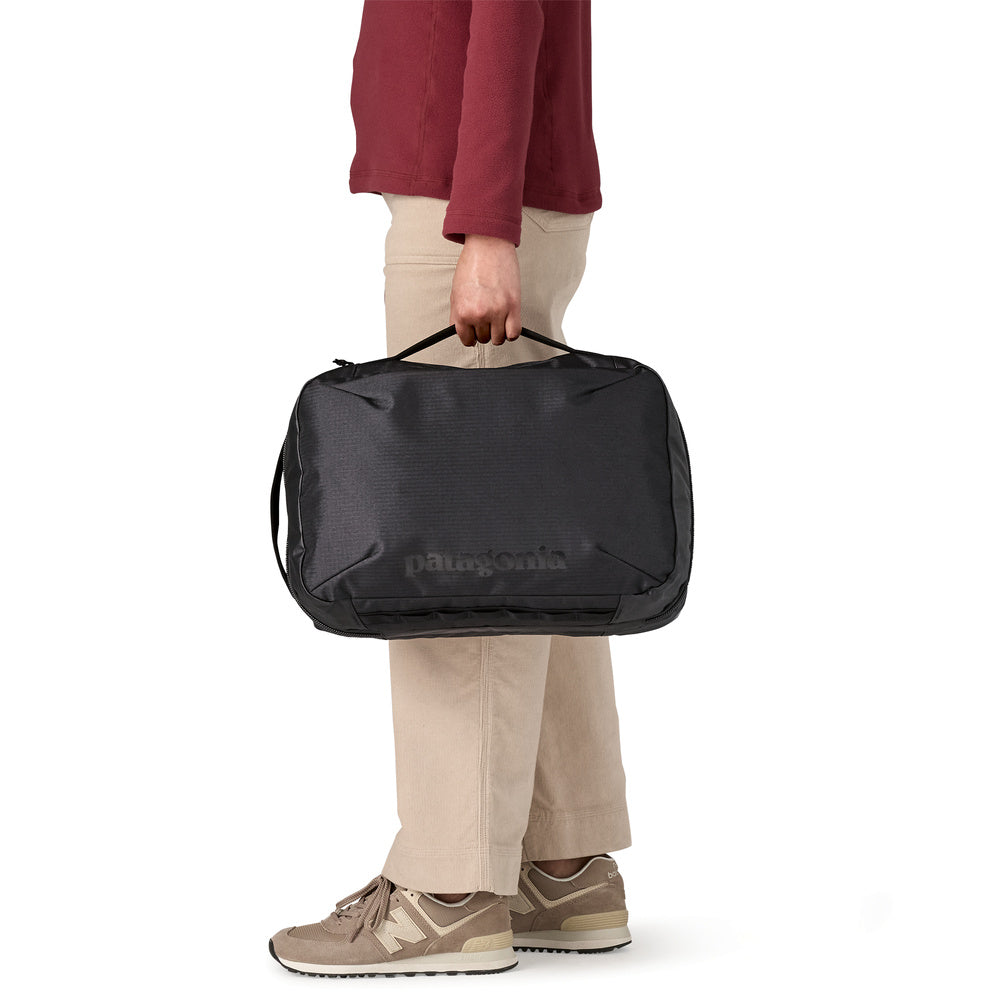 Zaino Patagonia Black Hole Micro MLC Backpack 22L Black – portato a mano da una modella