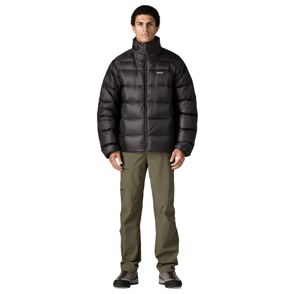 Piumino Patagonia Men's Fitz Roy Down Jacket Black – indossato figura intera