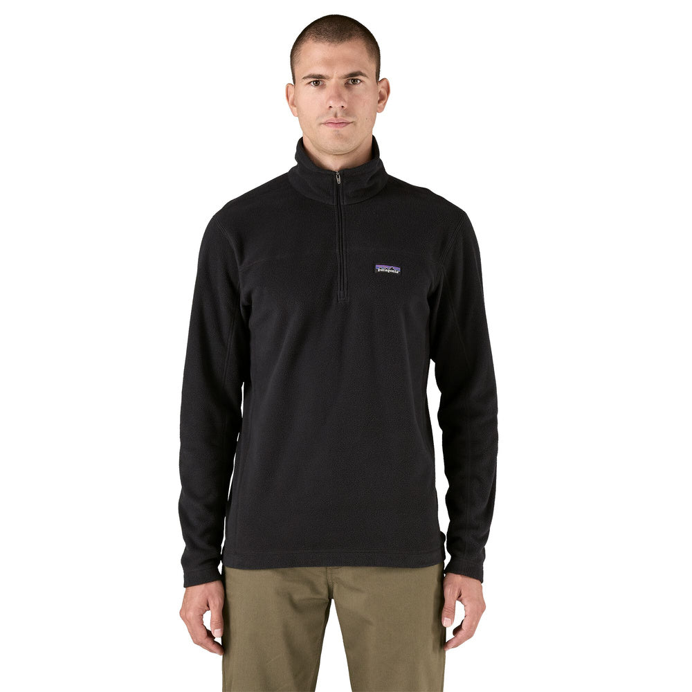 Felpa Patagonia Men's Micro D Fleece Pullover Black – indossata vista frontale