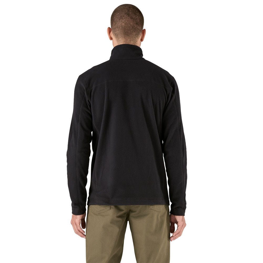 Felpa Patagonia Men's Micro D Fleece Pullover Black – indossata vista posteriore