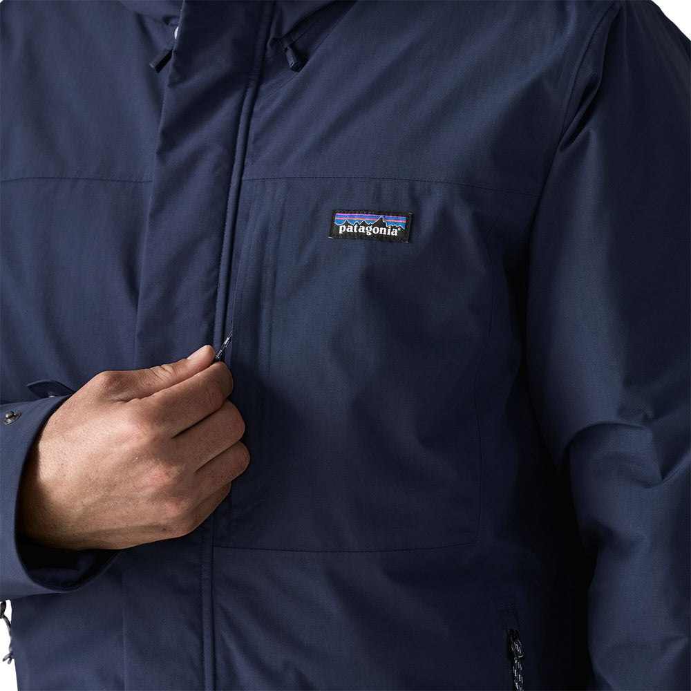 Parka Patagonia Men's Windshadow Parka New Navy – dettaglio indossato, tasca al petto