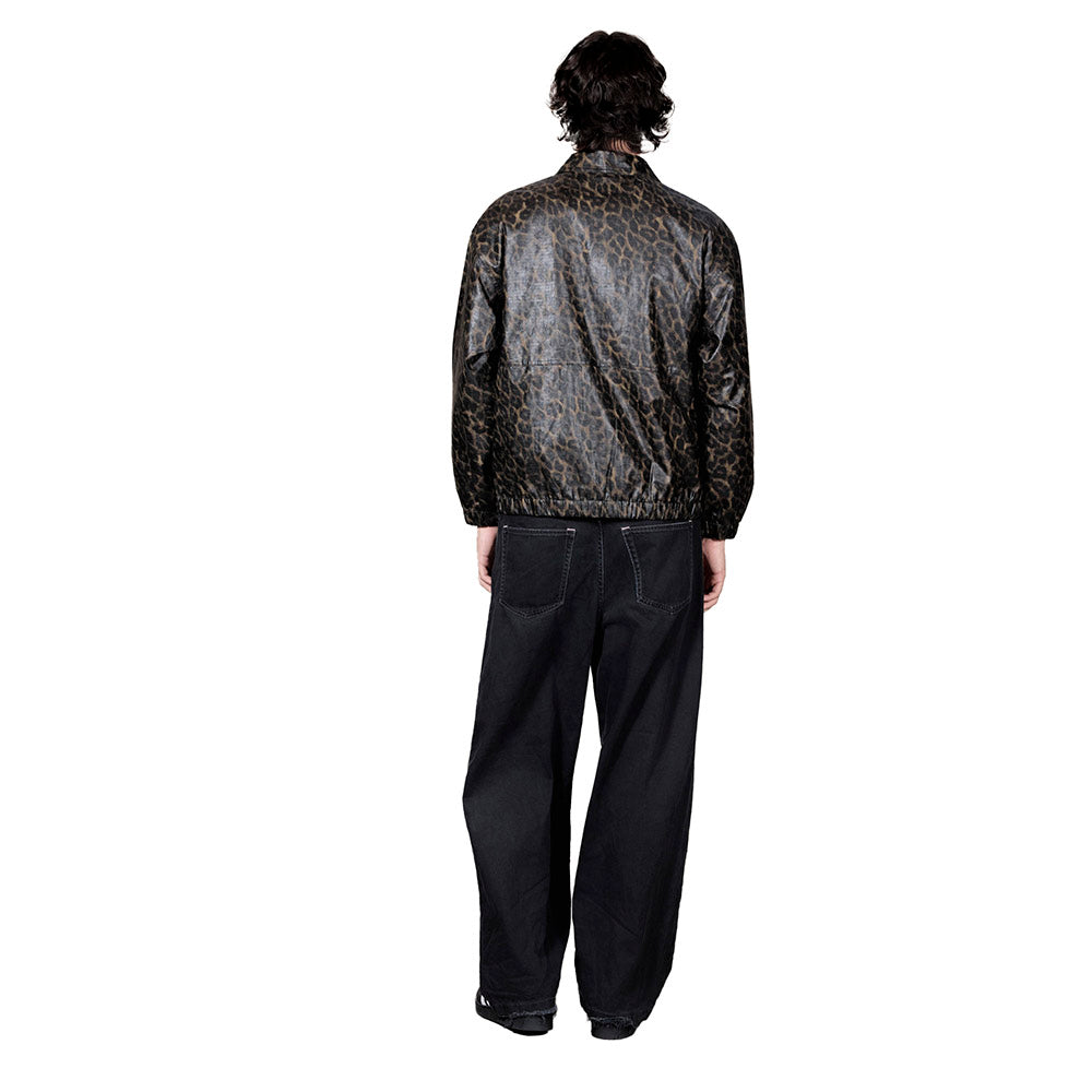 Giacca PLEASURES Leopard Waxed Jacket Leopard – indossata figura intera, vista posteriore