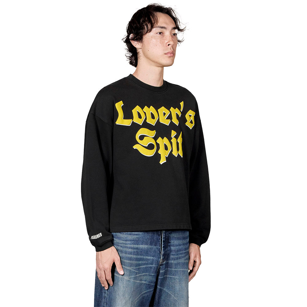 Felpa PLEASURES Spit Crewneck Black – indossata vista di tre quarti
