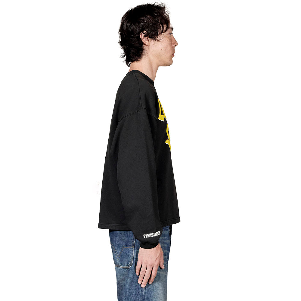 Felpa PLEASURES Spit Crewneck Black – indossata vista laterale