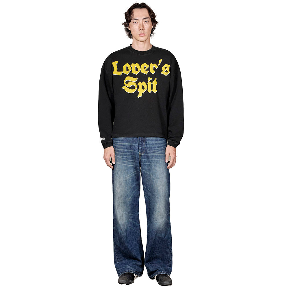 Felpa PLEASURES Spit Crewneck Black – indossata figura intera