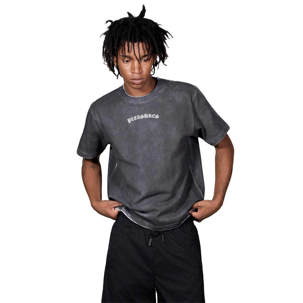 T-shirt PLEASURES Spray OE Heavyweight Shirt Black – indossata vista frontale