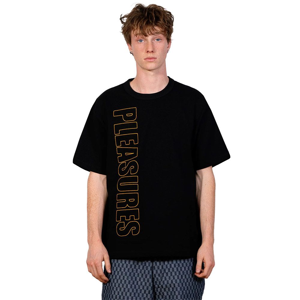 T-shirt PLEASURES Outline Heavyweight Shirt Black – indossata vista frontale