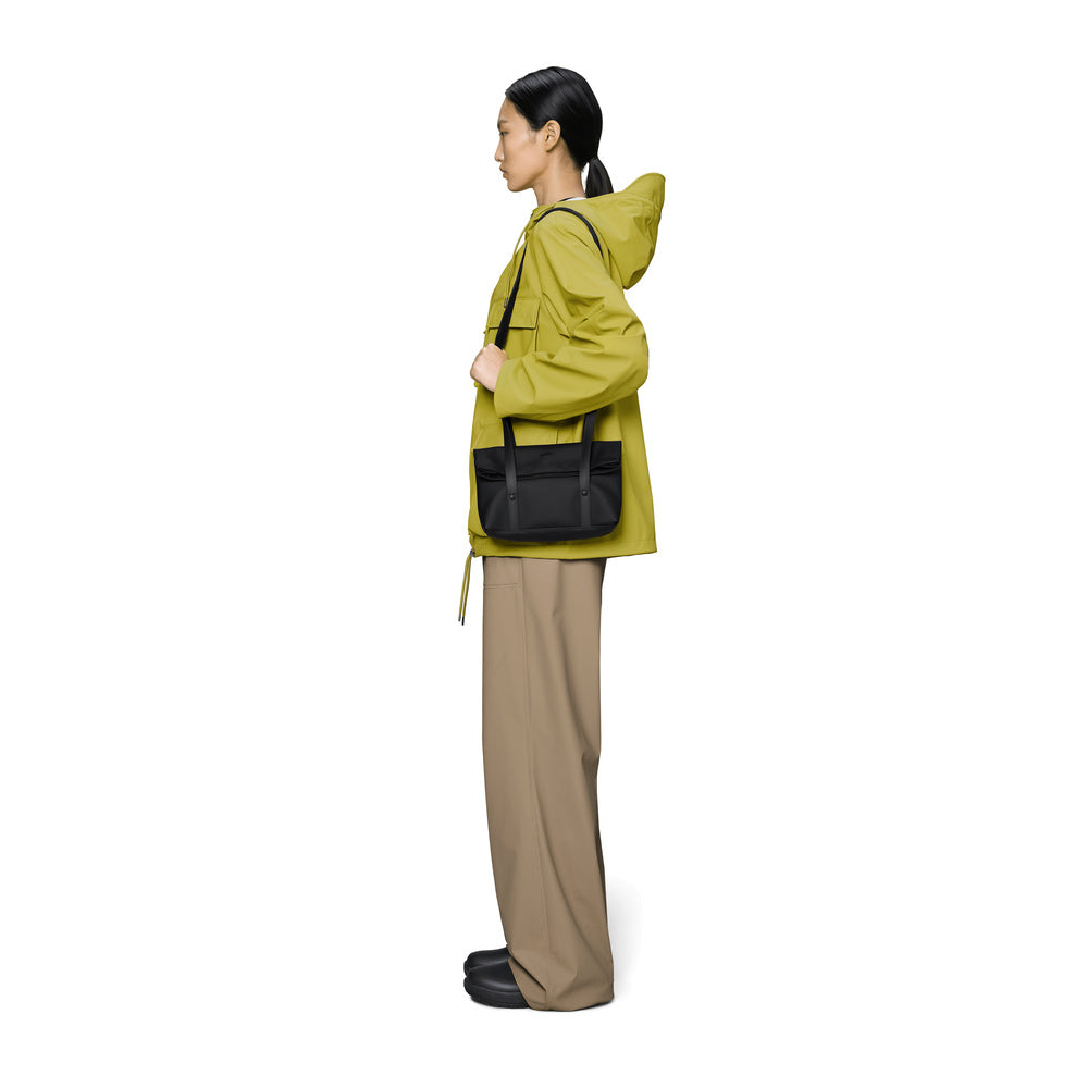 Borsa a tracolla Rains 2 Strap Crossbody Bag Black – portata da una modella