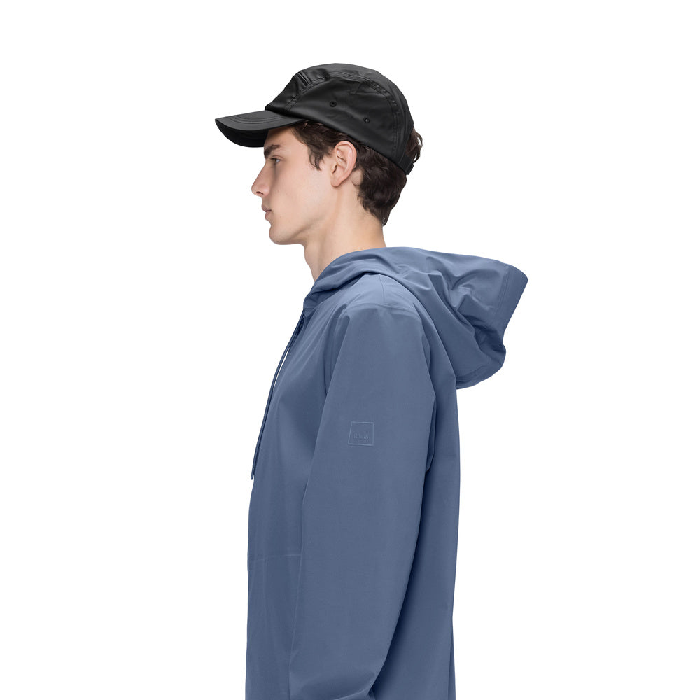 Cappellino Rains 5 Panel Cap Black – indossato da un modello