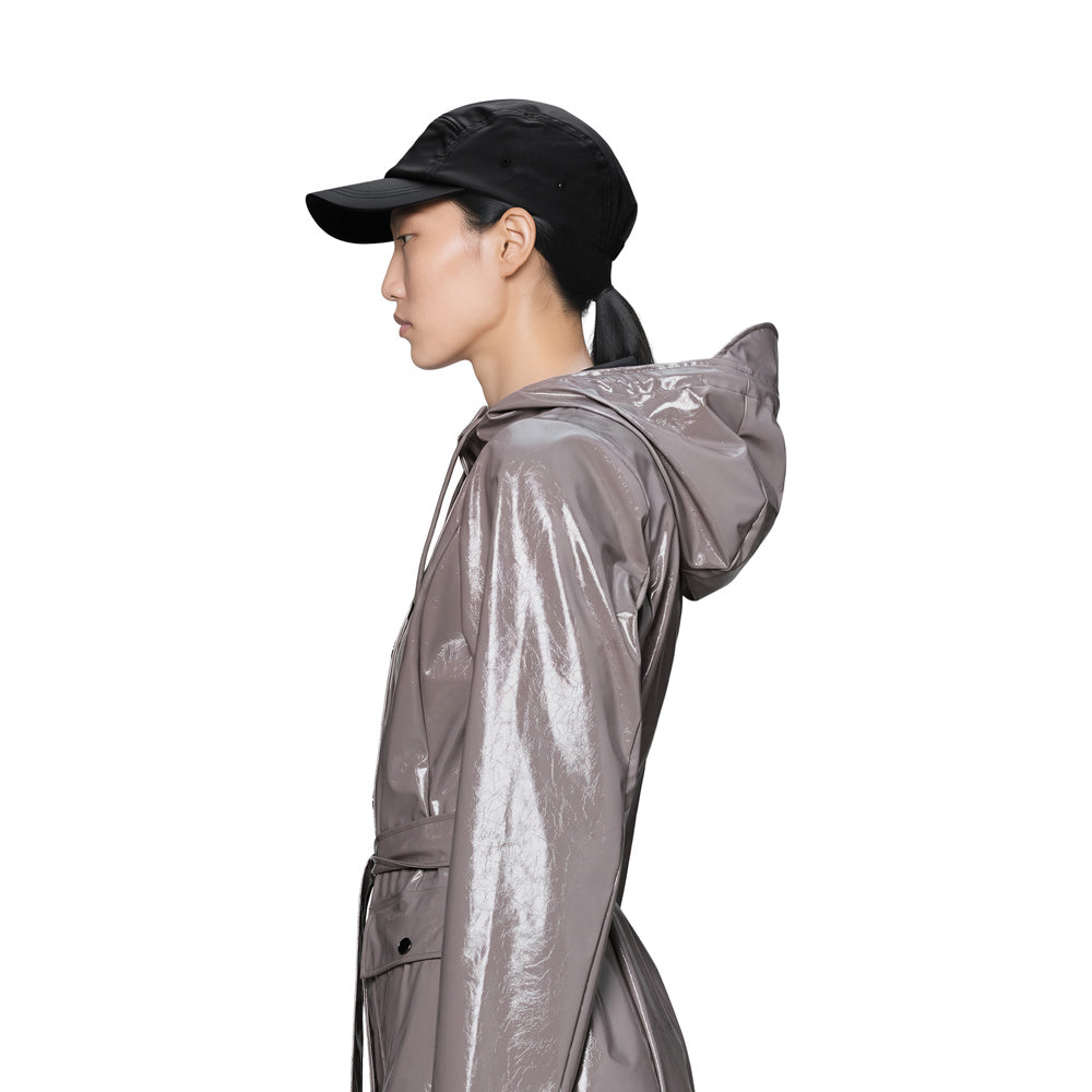 Cappellino Rains 5 Panel Cap Black – indossato da una modella